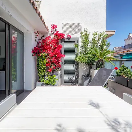 Chic By Hello Homes *