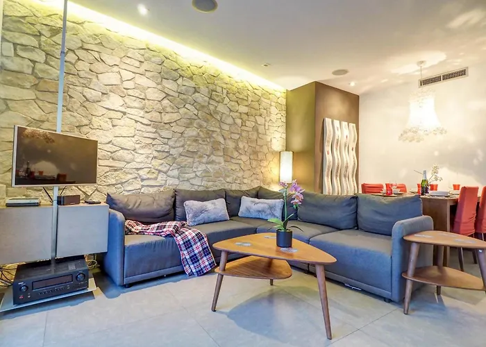 Chic By Hello Homes * Сіджас