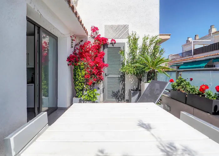 Chic By Hello Homes *